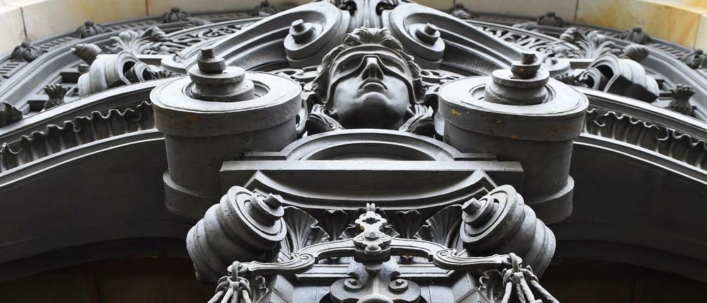 Die Justitia am Eingang zum neubarocken Gebäude vom Kriminalgericht Moabit. In dem Gebäudekomplex befinden sich auch die Strafkammern vom Landgericht Berlin.