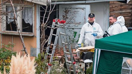 In einer Gartenlaube in Luckenwalde suchte die Polizei nach der Leiche des kleinen Elias.