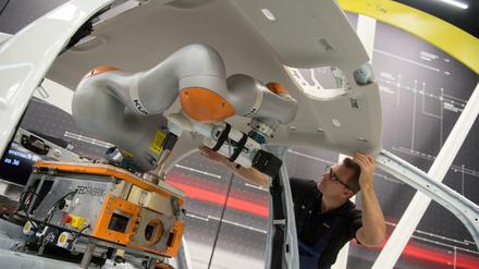 Mensch und Roboter arbeiten zusammen. Das ist ein Merkmal der Digitalisierung in der Industrie.
