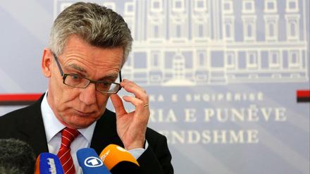 Bundesinnenminister Thomas de Maiziere in Tirana: Syrien-Flüchtlinge bekommen nur noch subsidiären Schutz.