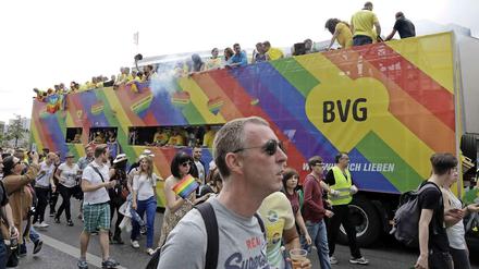 Lippenbekenntnis nach außen oder ernstgemeinte Diversity-Bemühungen? Große Firmen fahren inzwischen gerne auf dem CSD mit - hier die BVG auf der Berliner Parade.