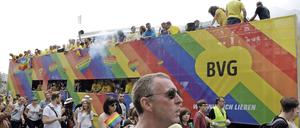 Lippenbekenntnis nach außen oder ernstgemeinte Diversity-Bemühungen? Große Firmen fahren inzwischen gerne auf dem CSD mit - hier die BVG auf der Berliner Parade.