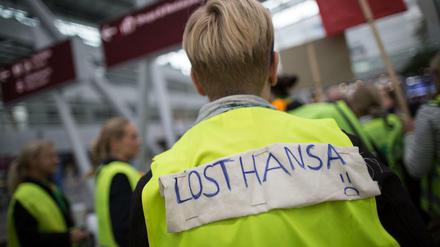 Lufthansa Flugbegleiter streiken streiken am Flughafen in Düsseldorf.
