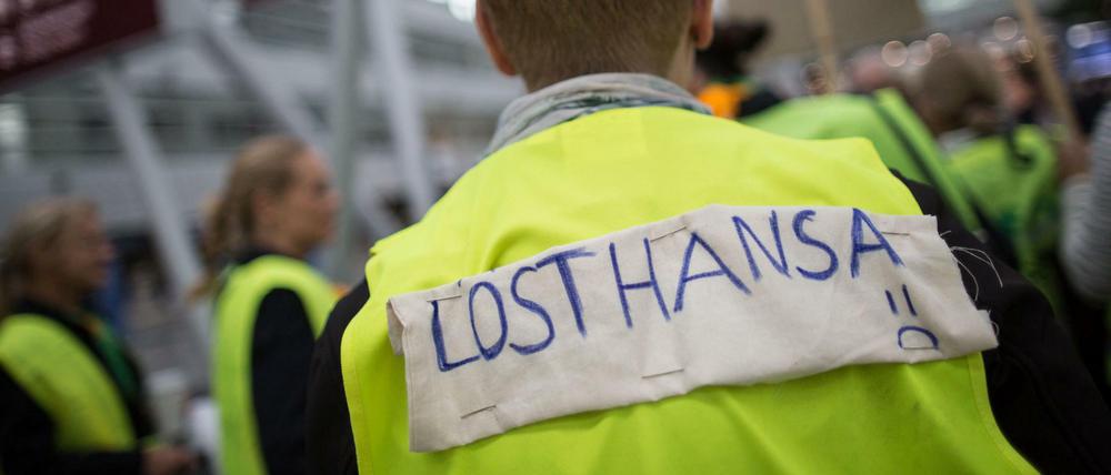 Lufthansa Flugbegleiter streiken streiken am Flughafen in Düsseldorf.