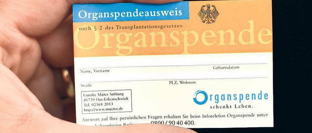 Kleine Karte, große Wirkung: Die Kassen melden sich bei den Versicherten. Foto: dpa