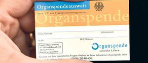 Kleine Karte, große Wirkung: Die Kassen melden sich bei den Versicherten. Foto: dpa