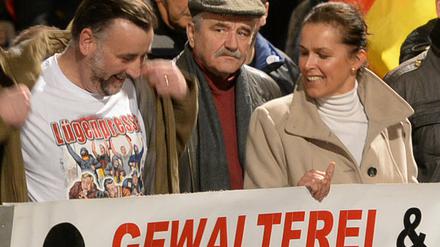 Der Mitbegründer der Pegida, Lutz Bachmann (l), zeigt lächelnd sein T-Shirt mit der Aufschrift "Lügenpresse" während er mit der Hamburger Ex-AfD-Frau Tatjana Festerling (r) an der Spitze einer Demonstration der Anhänger des Bündnisses Pegida (Patriotische Europäer gegen die Islamisierung des Abendlandes) am Montag über den Theaterplatz in Dresden läuft.