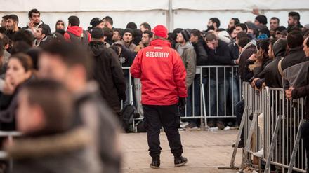 Vor dem Lageso ist in der Nacht ein Security-Mitarbeiter am Kopf verletzt worden.