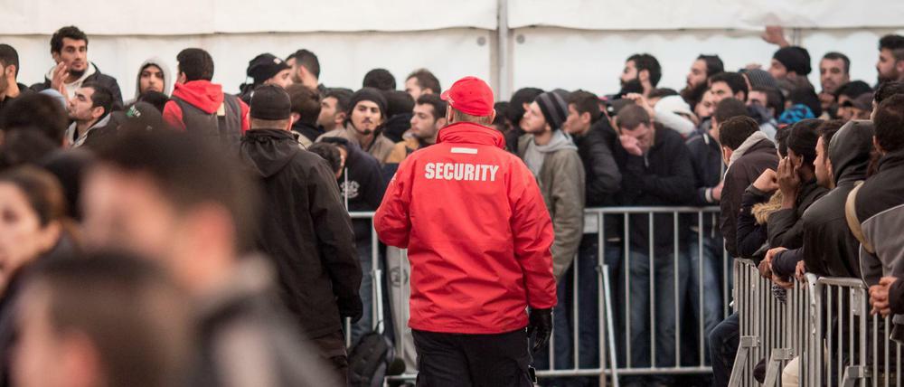Vor dem Lageso ist in der Nacht ein Security-Mitarbeiter am Kopf verletzt worden.
