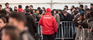 Vor dem Lageso ist in der Nacht ein Security-Mitarbeiter am Kopf verletzt worden. 