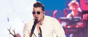 Andreas Gabalier stößt kräftig ins Wurzelholz.