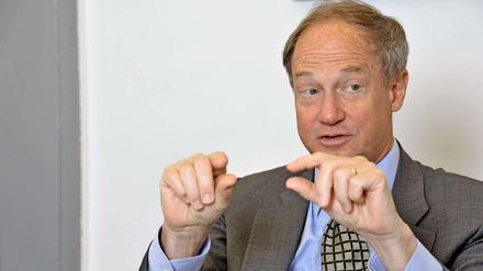 John Bonnell Emerson (61) war vor seiner Ernennung zum US-Botschafter im August 2013 als Wirtschaftsanwalt tätig und beriet Präsident Barack Obama in der Handelspolitik.