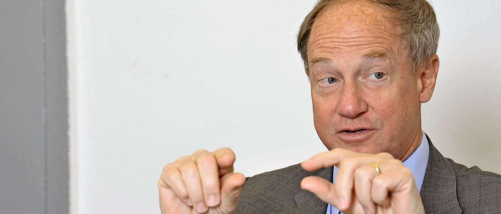 John Bonnell Emerson (61) war vor seiner Ernennung zum US-Botschafter im August 2013 als Wirtschaftsanwalt tätig und beriet Präsident Barack Obama in der Handelspolitik.