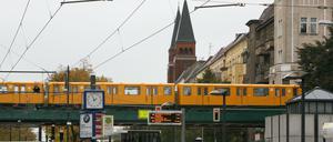 Hier fährt sie noch: An der Schönhauser Allee / Bornholmer Str. in Prenzlauer Berg ist die U2 nicht unterbrochen. Doch ab Senefelderplatz geht nichts mehr. 
