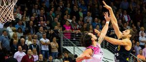 Albas Elmedin Kikanovic (r.) lässt sich von Dirk Mädrich nicht am Wurf hindern.