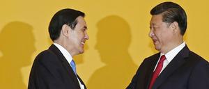 In Singapur reichten sich Chinas Präsident Xi Jinping (rechts) und Taiwans Staatschef Ma Ying-jeou am Samstag lange die Hand.