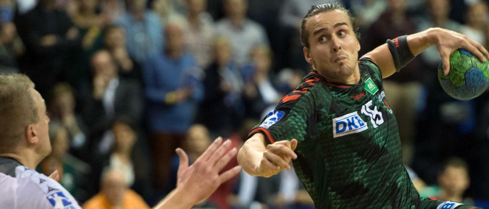 Der Berliner Spieler Kent Robin Tönnesen (r.) versucht sich am Kreis gegen den Gummersbacher Julius Kühn durchzusetzen. Die Füchse gewinnen das Spiel.