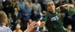 Der Berliner Spieler Kent Robin Tönnesen (r.) versucht sich am Kreis gegen den Gummersbacher Julius Kühn durchzusetzen. Die Füchse gewinnen das Spiel. 