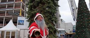 Feine Fichte. Weihnachtsmann Frank Knorre gefällt der Weihnachtsbaum des Jahres 2015 auf dem Breitscheidplatz.