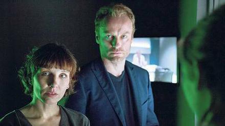„Ätzend“ heißt der zweite Berliner „Tatort“ mit Meret Becker, 46, und Mark Waschke, 43. Als Kommissare Nina Rubin und Robert Karow müssen sie darin einen Säuremord aufklären – und sich als Team noch finden. In der ARD am Sonntag um 20 Uhr 30. 