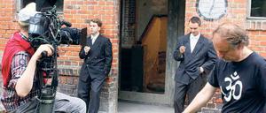 Re-Enactment: Für die History-Dokumentation über die größte Verbrechergang der Nachkriegsgeschichte wurden einige Szenen nachgedreht – wie im Bild mit zwei Schauspielern, die Bandenchef Werner Gladow (links) und seinen Freund Werner Papke darstellen. 