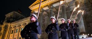 Zahlreiche Soldaten stehen bei dem Großen Zapfenstreich vor dem Reichstagsgebäude in Berlin.