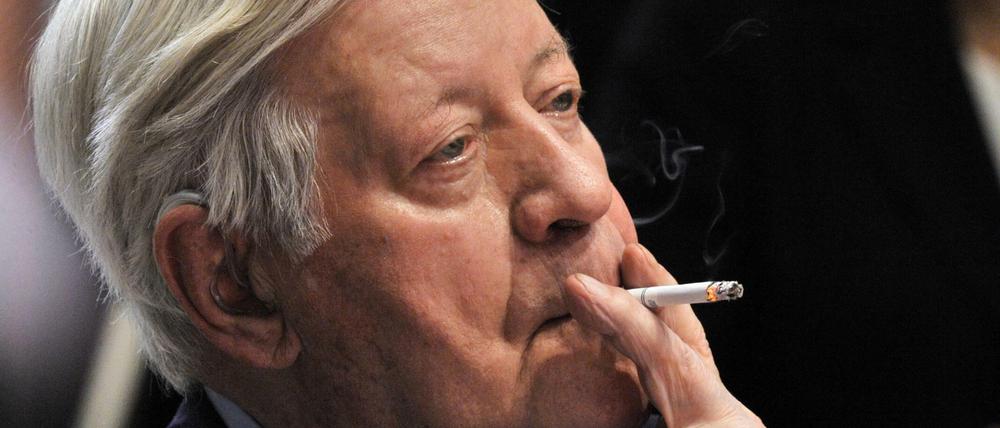 Alt-Bundeskanzler Helmut Schmidt raucht am 18.10.2008 in Berlin während des Sonderparteitag der SPD eine Zigarette.