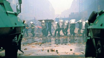 Im November 1990 glich die Mainzer Straße in Friedrichshain einem Schlachtfeld.