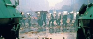 Im November 1990 glich die Mainzer Straße in Friedrichshain einem Schlachtfeld.