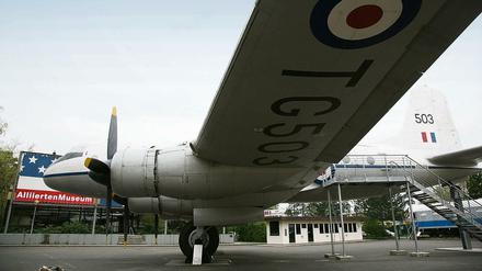 Das britische Flugzeug vom Typ Hastings, ein Geschenk der Westmächte, steht auf dem Freigelände des AlliiertenMuseum in der Clayallee 135