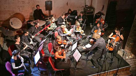 Großer Klang trotz kleiner Besetzung: das Ensemble Mini und Dirigent Joolz Gale