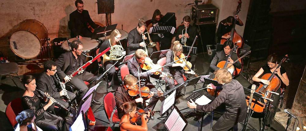 Großer Klang trotz kleiner Besetzung: das Ensemble Mini und Dirigent Joolz Gale