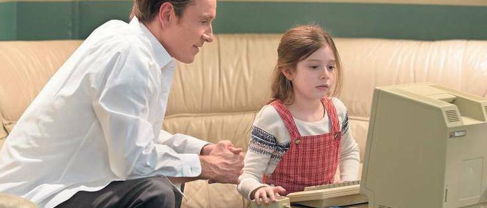Augenblick der Harmonie. Steve Jobs (Michael Fassbender) mit Tochter Lisa (Makenzie Moss). 