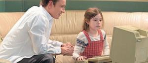 Augenblick der Harmonie. Steve Jobs (Michael Fassbender) mit Tochter Lisa (Makenzie Moss). 