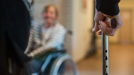 Pflegebedürftig. Mit dem neuen Gesetz wird das System von Grund auf verändert.