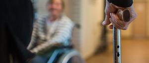Pflegebedürftig. Mit dem neuen Gesetz wird das System von Grund auf verändert. 
