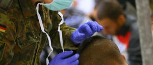 Die SPD will Pensionäre der Bundeswehr als Helfer für Flüchtlinge einsetzen. 