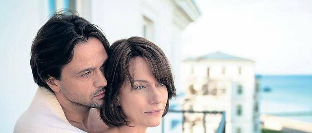 Naiv?  Simone Carstensen-Kleebach (Claudia Michelsen) lässt sich auf eine Affäre mit Leon (Michael Rotschopf) ein.