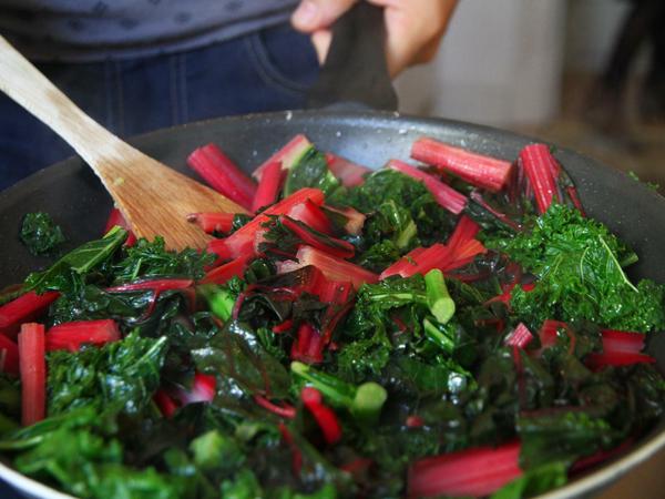 Auf dem Winterfeldtmarkt gab es Mangold mit Barbie-pinken Stielen.