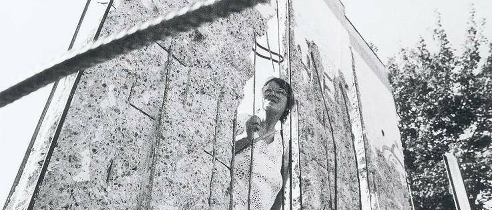 Das Loch zur Freiheit. Erst sinnlos geworden, dann perforiert, schließlich abgetragen – das Ende der Berliner Mauer kam in schnellen Schritten. 