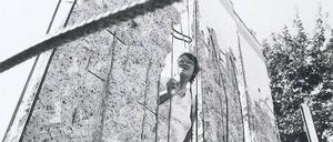 Das Loch zur Freiheit. Erst sinnlos geworden, dann perforiert, schließlich abgetragen – das Ende der Berliner Mauer kam in schnellen Schritten. 