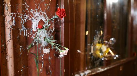 Blumen hängen in Einschusslöchern am 14.11.2015 in der Rue Alibert in Paris (Frankreich). 