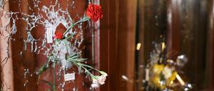 Blumen hängen in Einschusslöchern am 14.11.2015 in der Rue Alibert in Paris (Frankreich). 