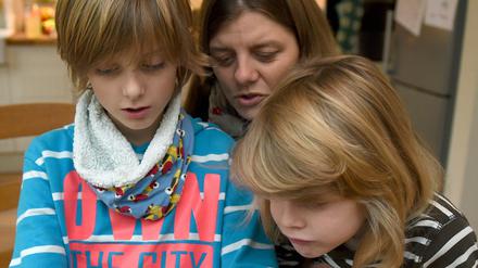 Geld für Kinder: Das Kindergeld wird im nächsten Jahr um zwei Euro pro Monat erhöht. Das erste und zweite Kind bekommen dann jeweils 190 Euro, das dritte 196 Euro, und ab dem vierten Kind gibt es jeweils 221 Euro im Monat. 