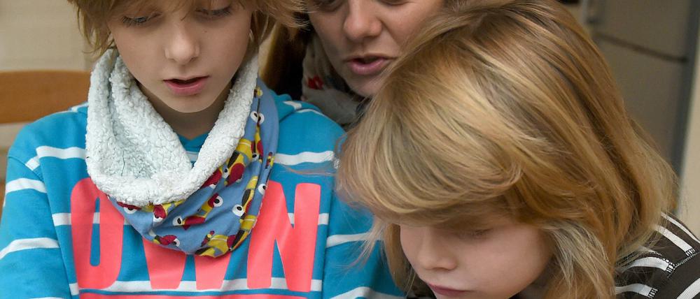 Geld für Kinder: Das Kindergeld wird im nächsten Jahr um zwei Euro pro Monat erhöht. Das erste und zweite Kind bekommen dann jeweils 190 Euro, das dritte 196 Euro, und ab dem vierten Kind gibt es jeweils 221 Euro im Monat. 