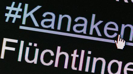 Im Rahmen einer Razzia hat die Berliner Polizei am Donnerstag zehn Wohnungen von Personen durchsucht, die rechtsextreme Hetze in sozialen Netzwerken verbreitet haben sollen. 