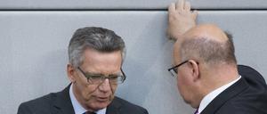 Bundesinnenminister Thomas de Maiziere (CDU, l) und Kanzleramtsminister Peter Altmaier (r, CDU) haben Abstimmungsbedarf. 
