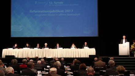 Der EKD-Ratsvorsitzende Heinrich Bedford-Strohm spricht während der 12. Synode der Evangelischen Kirche in Deutschland in Bremen.
