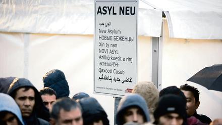 Der Bundesregierung fehlt der Überblick über die genaue Zahl der Asylbewerber.