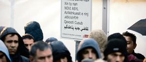 Der Bundesregierung fehlt der Überblick über die genaue Zahl der Asylbewerber.